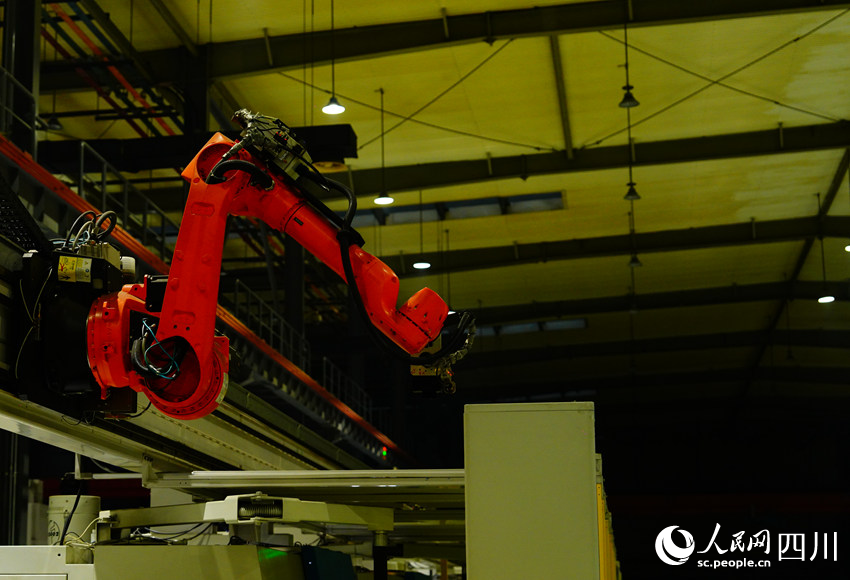 “黑灯产线”在无人状态下照常运转。人民网记者 王波摄