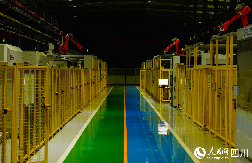 藏在一排排柜子里的智能加工机械昼夜一直地运转。人民网记者 王波摄
